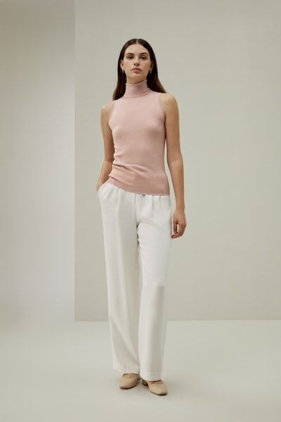 Minimalistisches ärmelloses Rollkragenoberteil aus Seide – elegant und praktisch