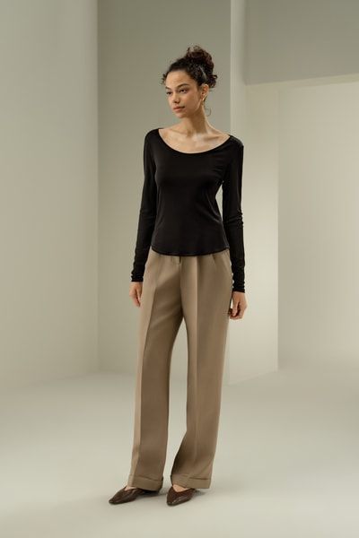 Luxuriöses Slim-Fit-Top aus Seidenjersey mit U-Ausschnitt