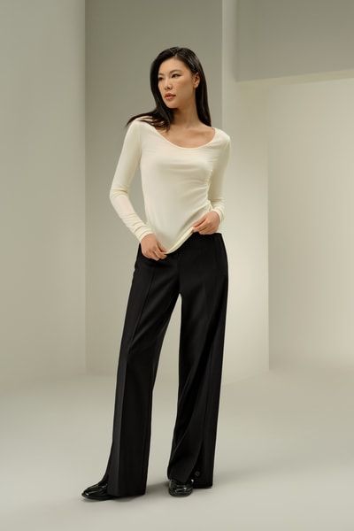 Luxuriöses Slim-Fit-Top aus Seidenjersey mit U-Ausschnitt