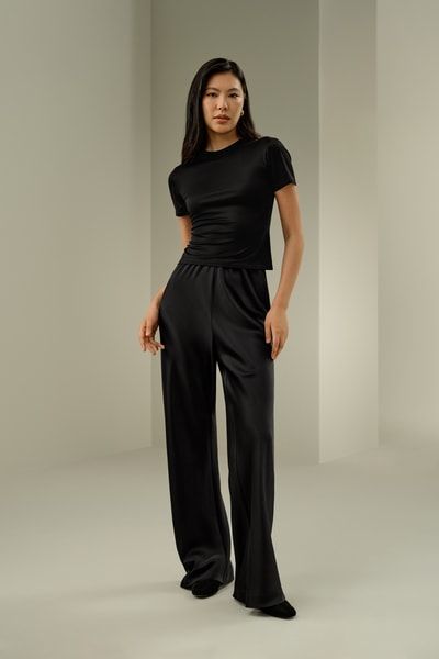 Schmal geschnittenes T-Shirt aus Seidenjersey mit Rundhalsausschnitt