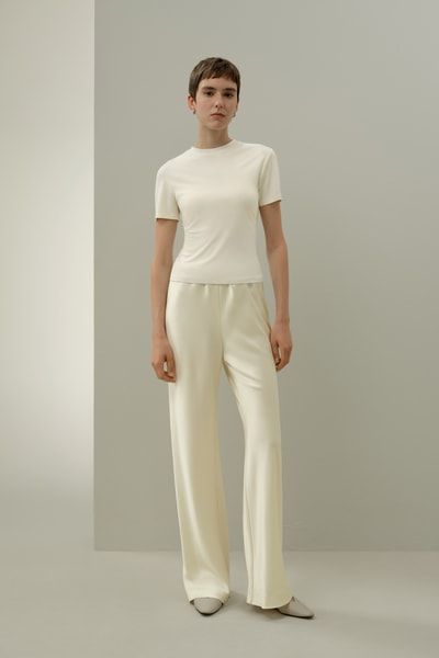 Schmal geschnittenes T-Shirt aus Seidenjersey mit Rundhalsausschnitt