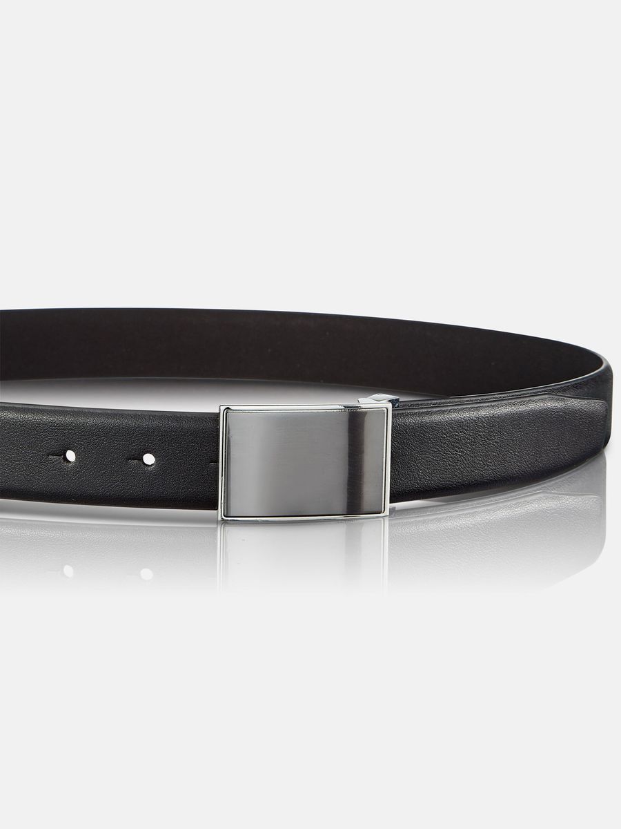Klassischer schwarzer Gürtel mit polierter Schnalle