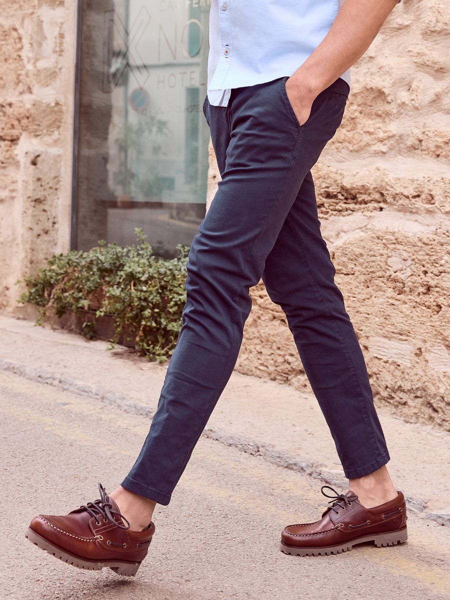 Klassische marineblaue Chino mit bequemer Passform