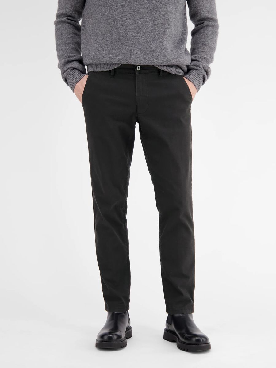 Klassische marineblaue Chino mit bequemer Passform