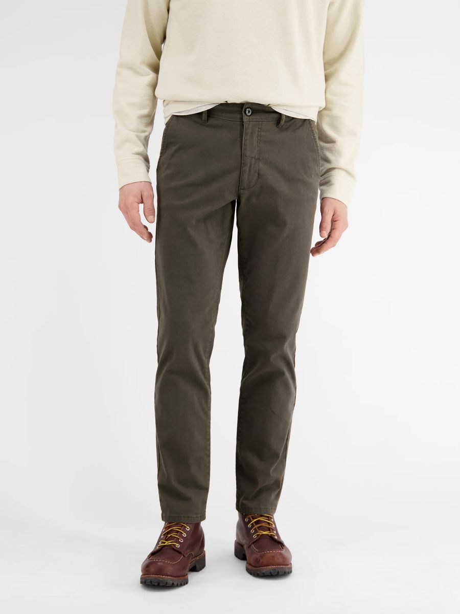 Klassische marineblaue Chino mit bequemer Passform