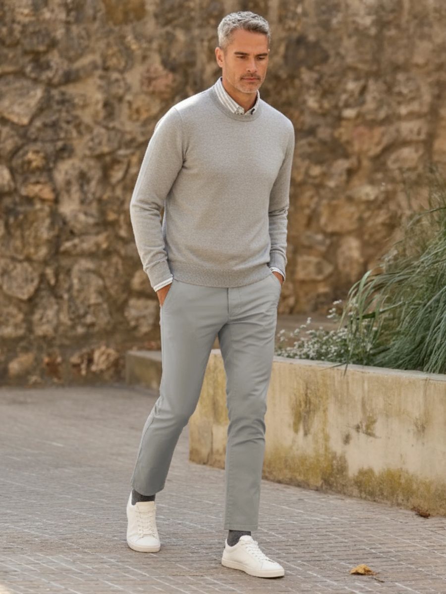 Klassische marineblaue Chino mit bequemer Passform