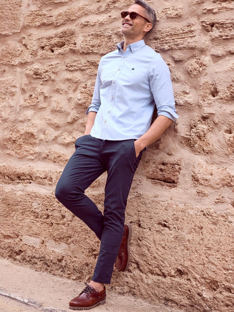 Klassische marineblaue Chino mit bequemer Passform