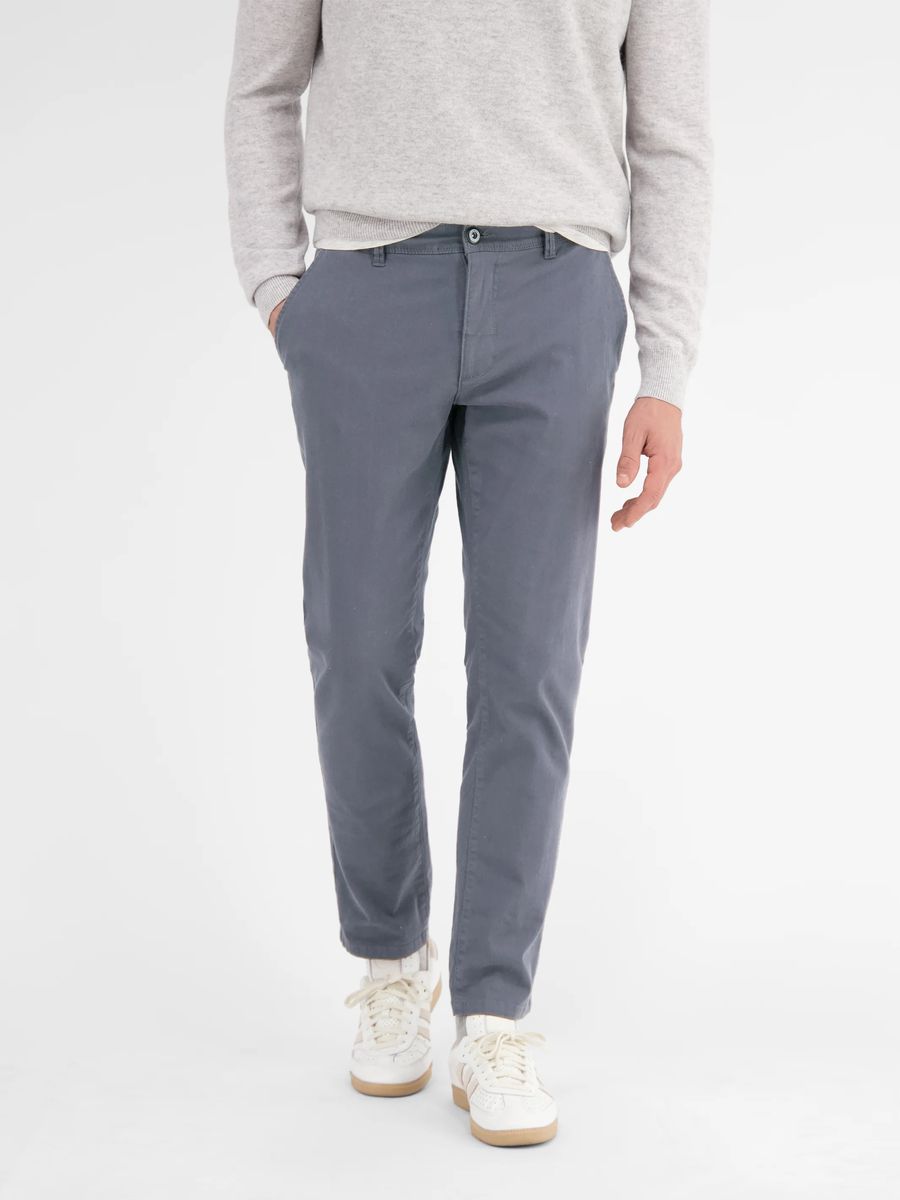 Klassische marineblaue Chino mit bequemer Passform