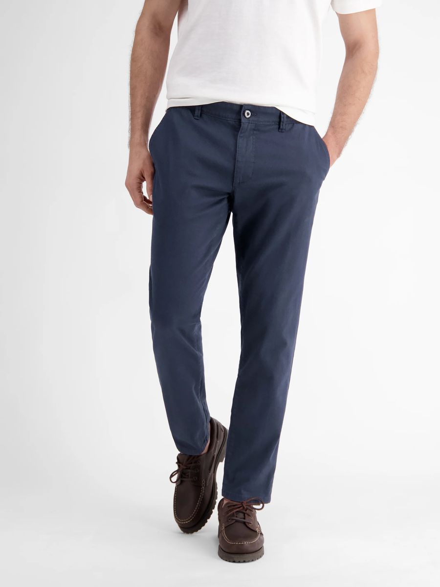 Klassische marineblaue Chino mit bequemer Passform