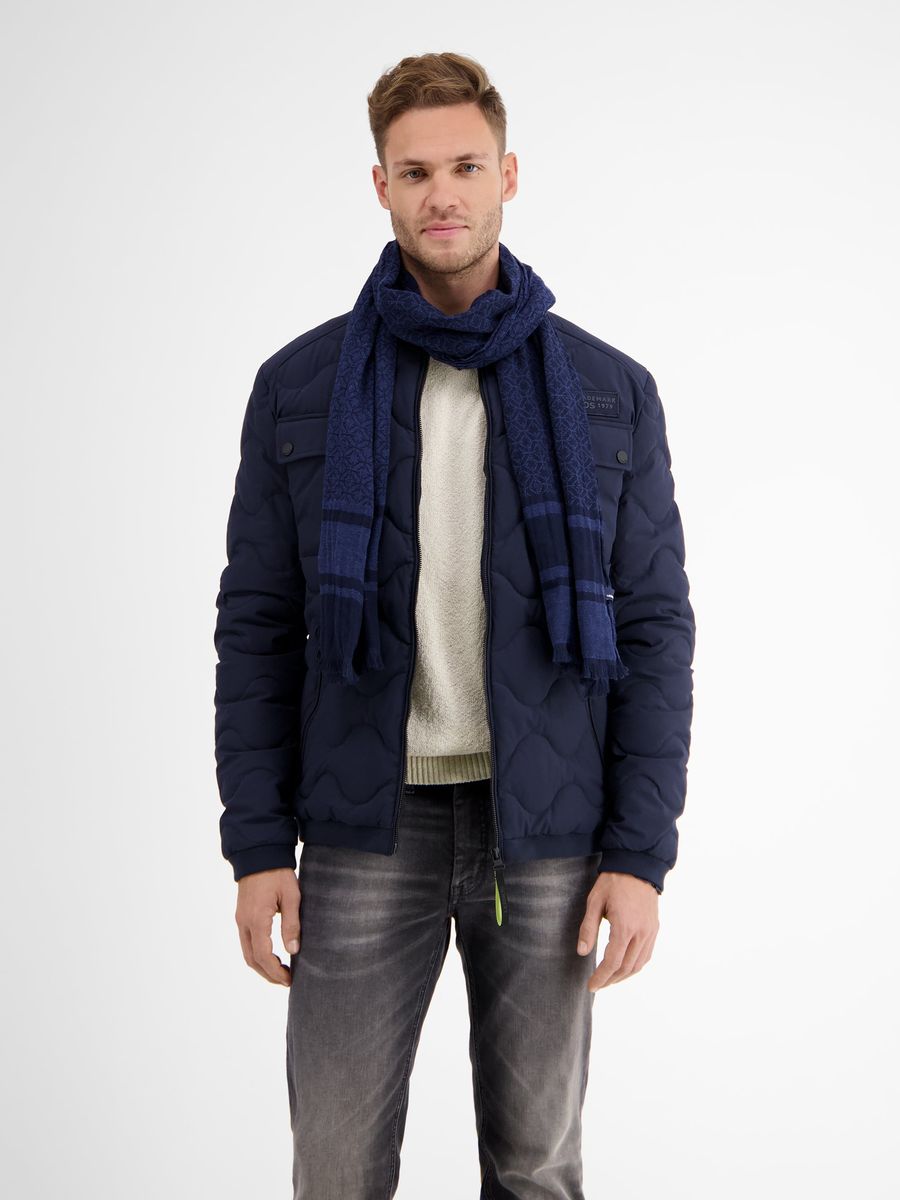 Gemusterter, leichter Schal in Marineblau