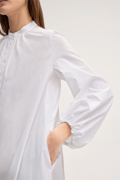 Baumwoll-Maxikleid mit Stehkragen in Weiß