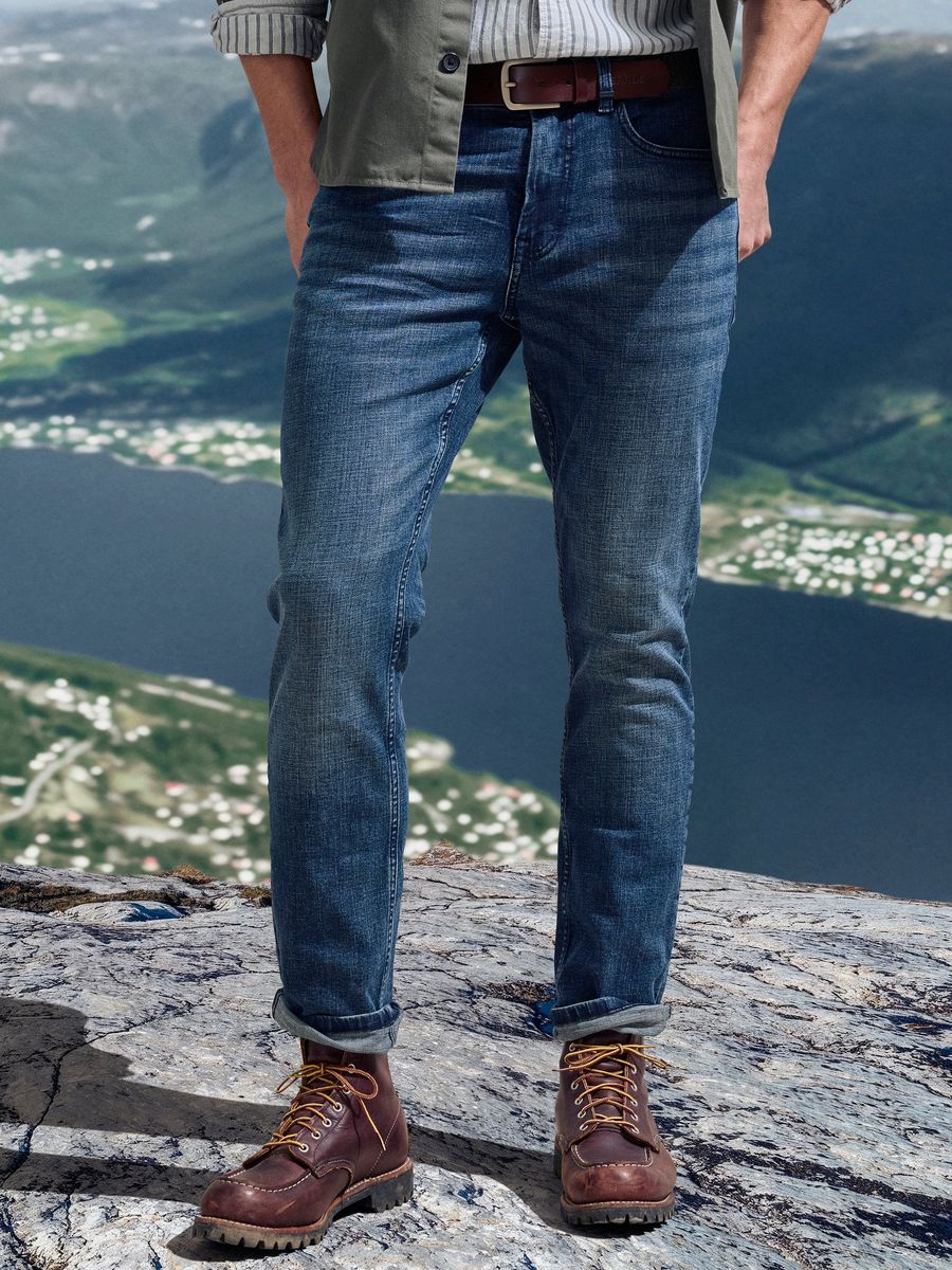 Herrenjeans mit geradem Bein und entspannter Passform