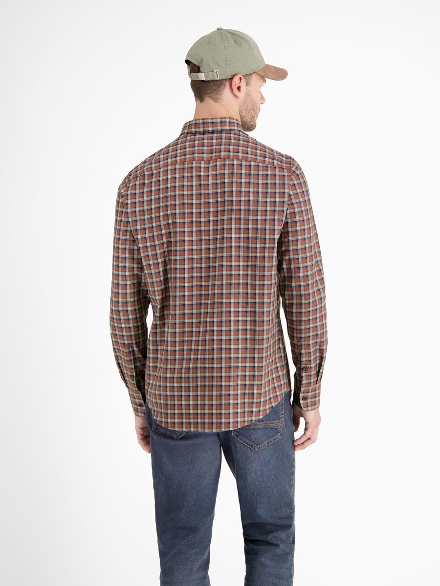 Klassisches kariertes Button-Down-Hemd