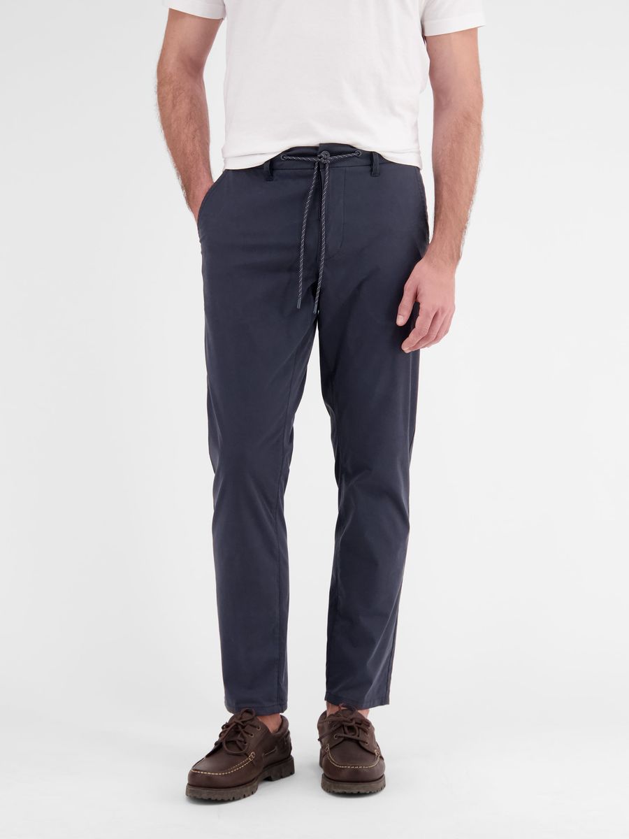 Leichte Chino-Hose mit entspannter Passform