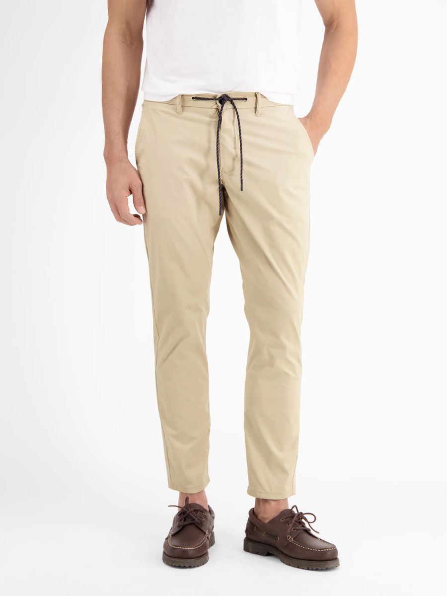 Leichte Chino-Hose mit entspannter Passform