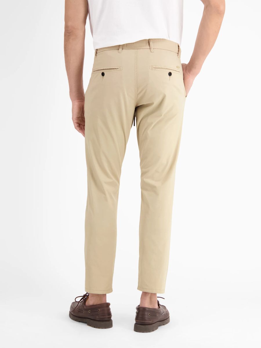 Leichte Chino-Hose mit entspannter Passform