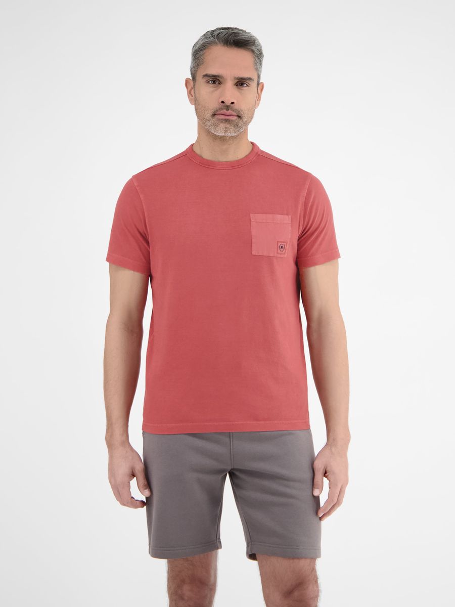 Klassisches Earth Red T-Shirt mit Tasche