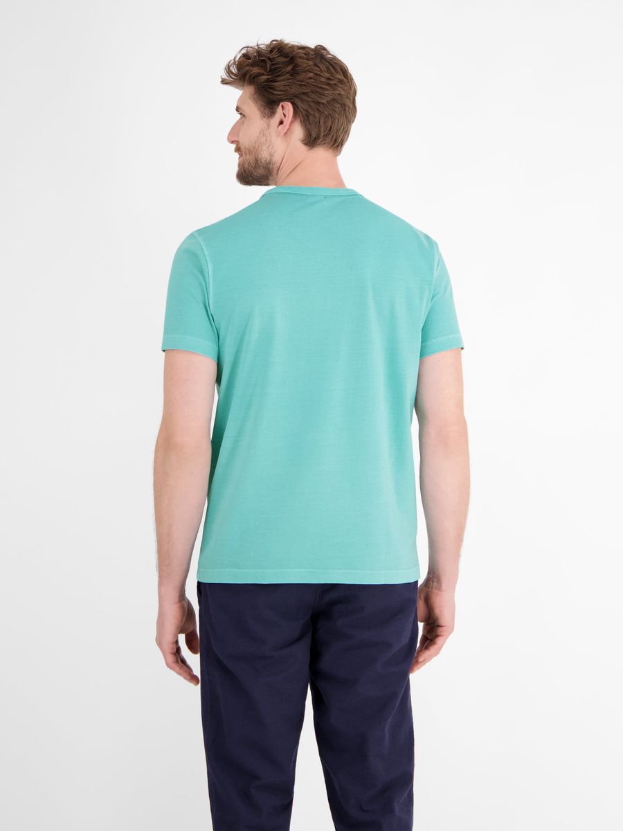 Klassisches Earth Red T-Shirt mit Tasche