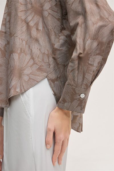 Bedruckte Viskose-Seidenmix Bluse in Taupe mit Blumenmuster
