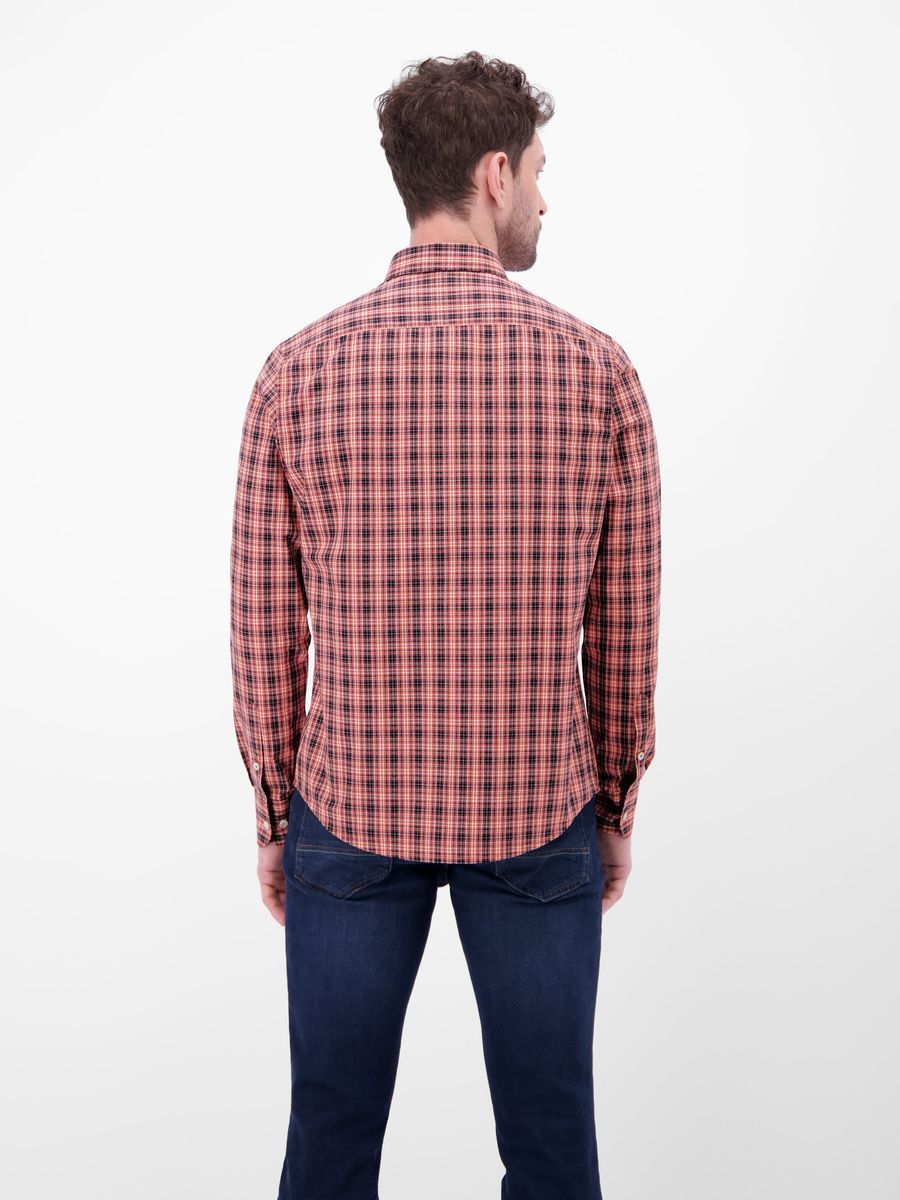 Klassisches kariertes Button-Down-Hemd