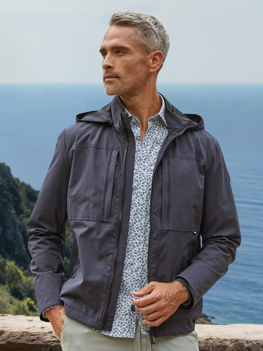 Leichte Outdoorjacke mit Kapuze