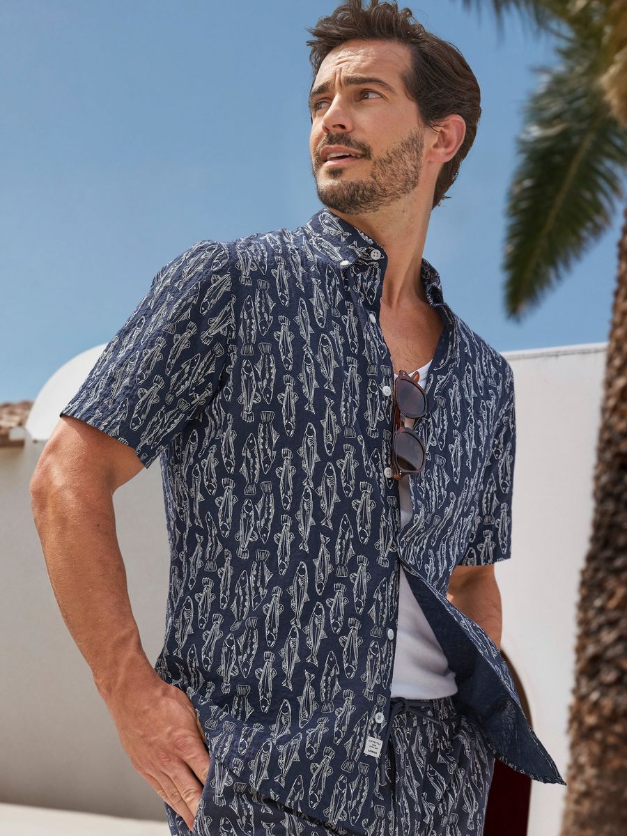Marineblaues Kurzarmhemd mit Fischmuster