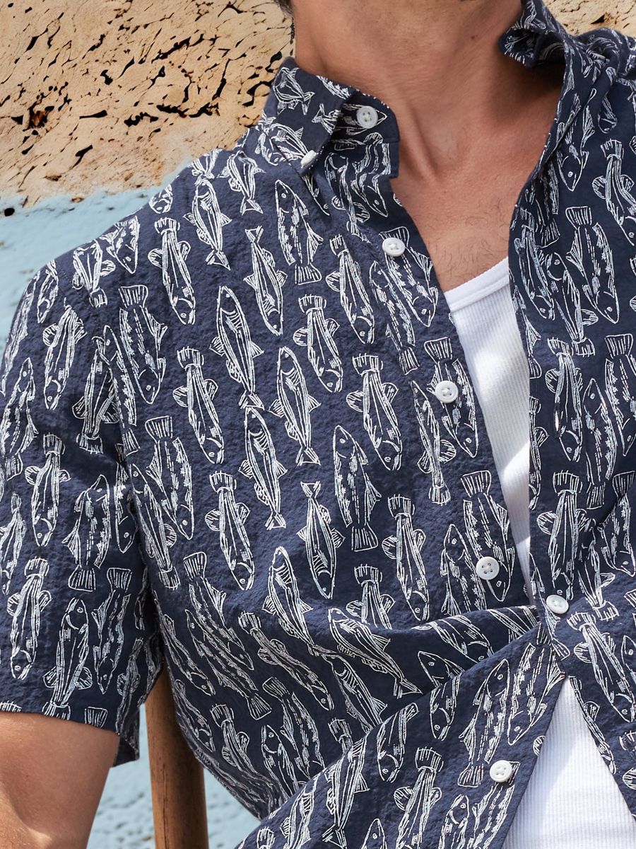 Marineblaues Kurzarmhemd mit Fischmuster
