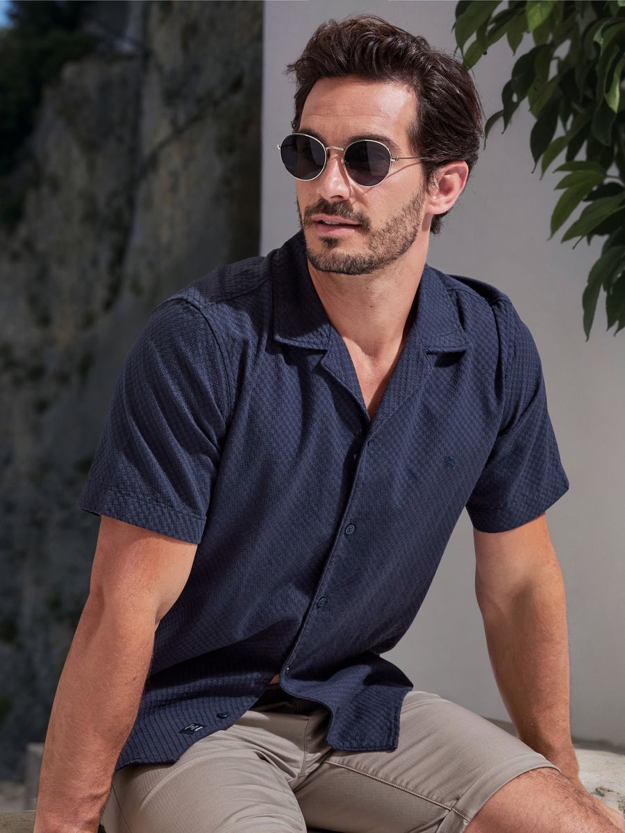 Klassisches marineblaues, strukturiertes Baumwoll-Kurzarmhemd