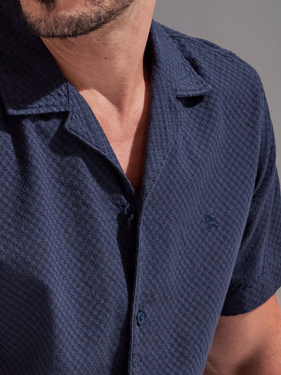 Klassisches marineblaues, strukturiertes Baumwoll-Kurzarmhemd