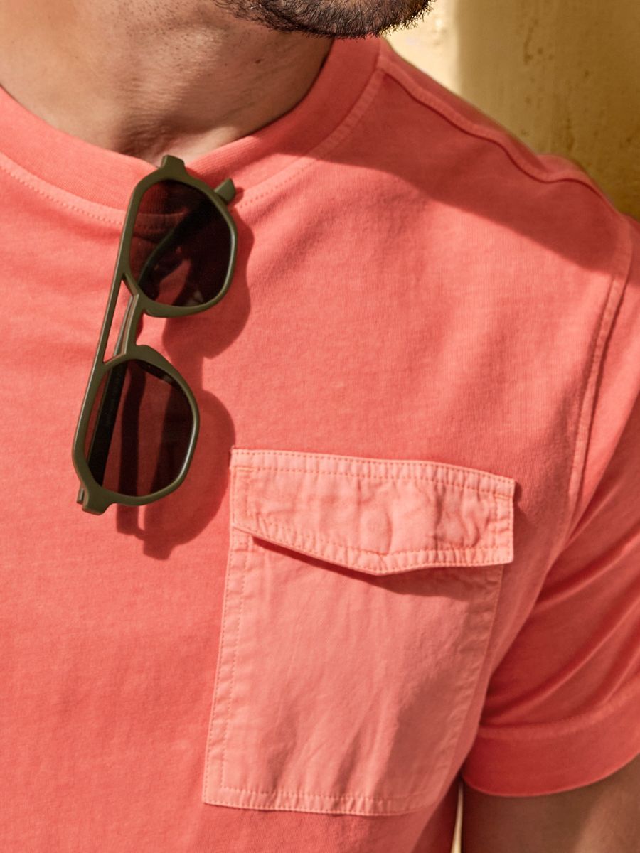 Klassisches T-Shirt mit Rundhalsausschnitt und Tasche