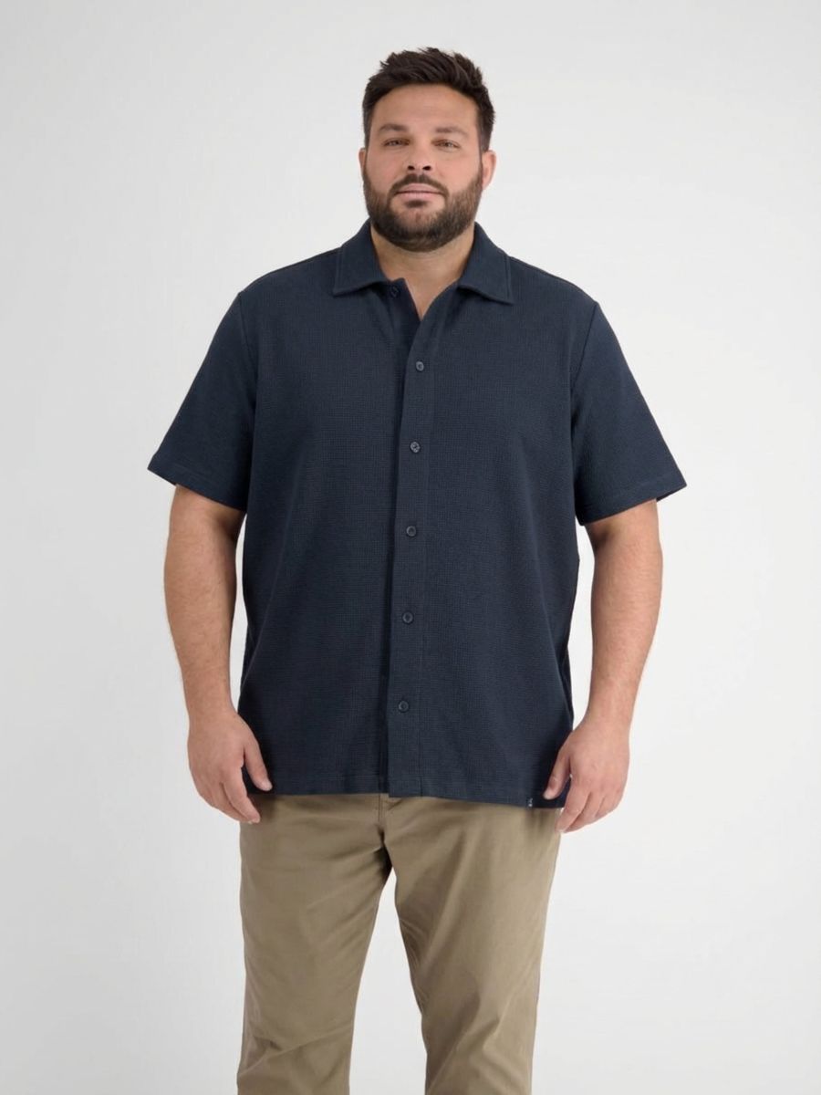 Klassisches marineblaues Kurzarm-Strickhemd