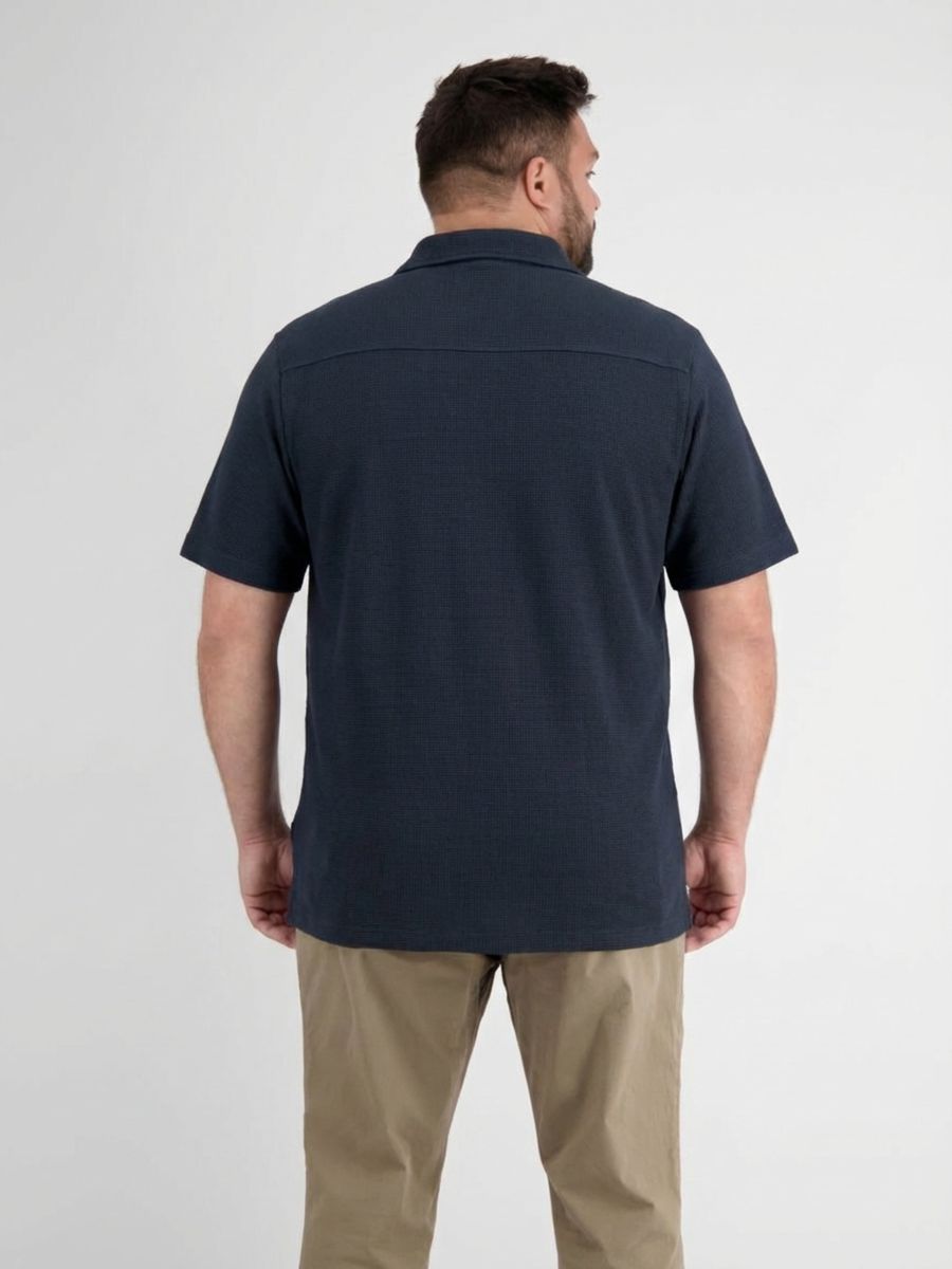 Klassisches marineblaues Kurzarm-Strickhemd