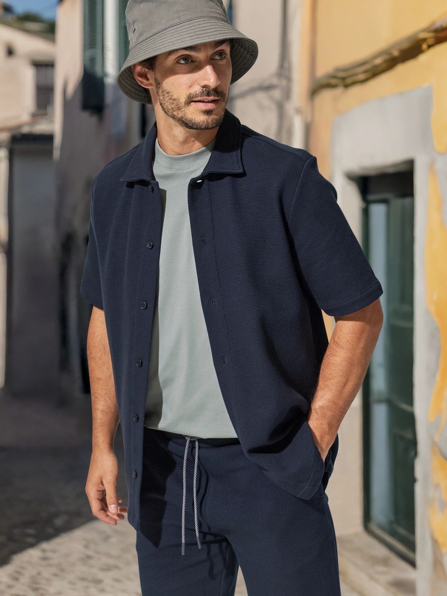 Marineblaues Waffelstrick-Poloshirt mit Knopfleiste