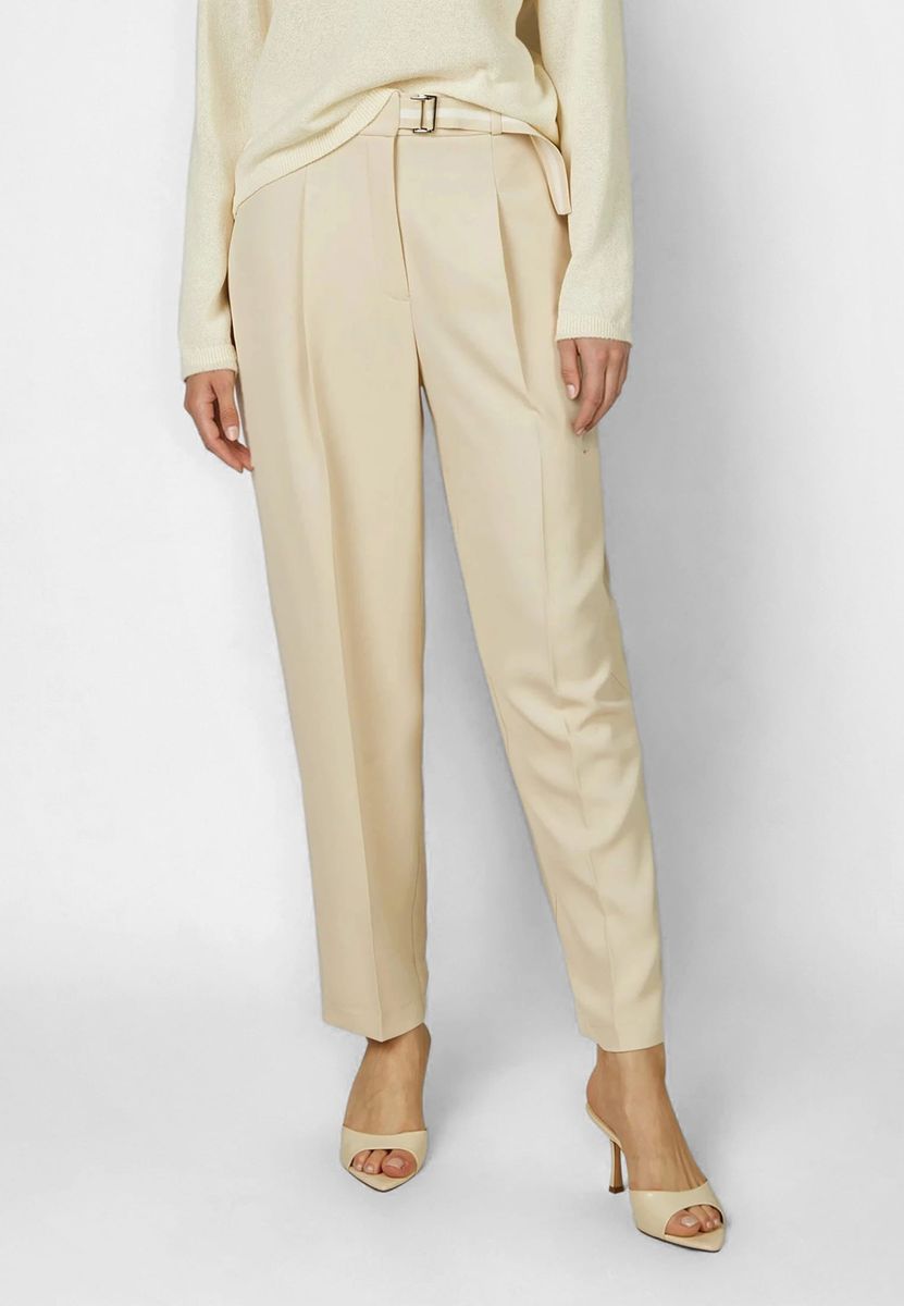 Bundfaltenhose aus fallendem Stoff