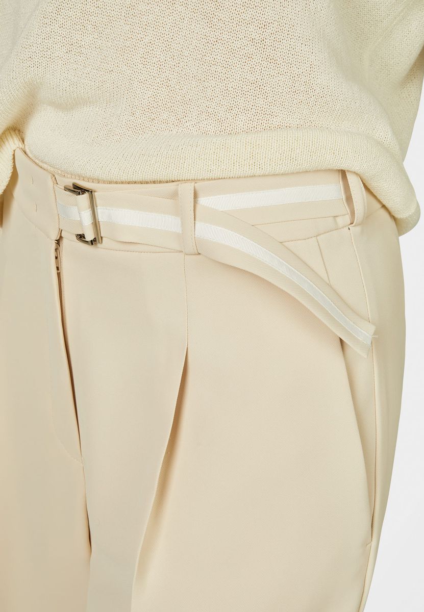 Bundfaltenhose aus fallendem Stoff