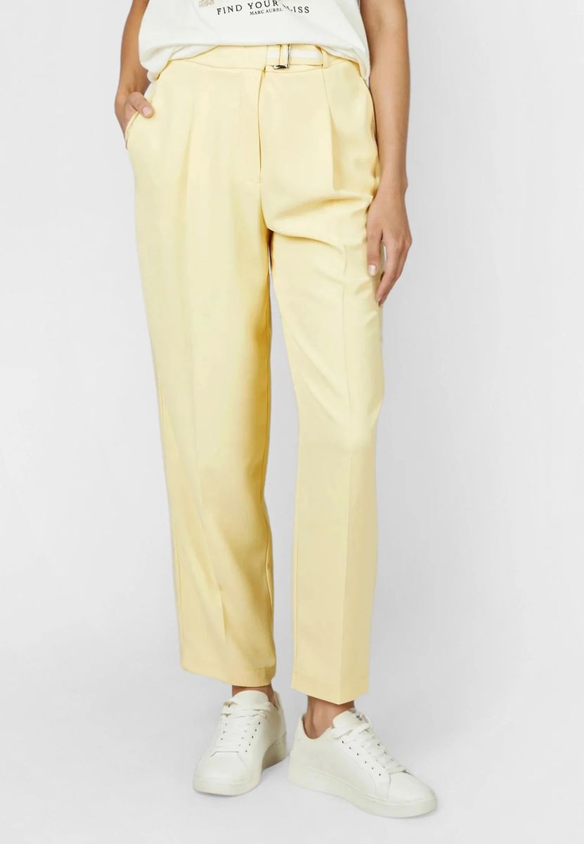 Bundfaltenhose aus fallendem Stoff