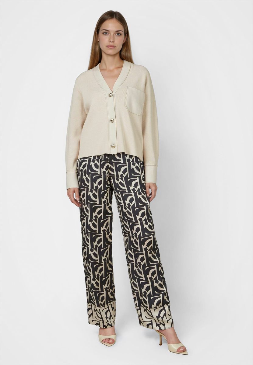 Strickjacke im Hemdenstil