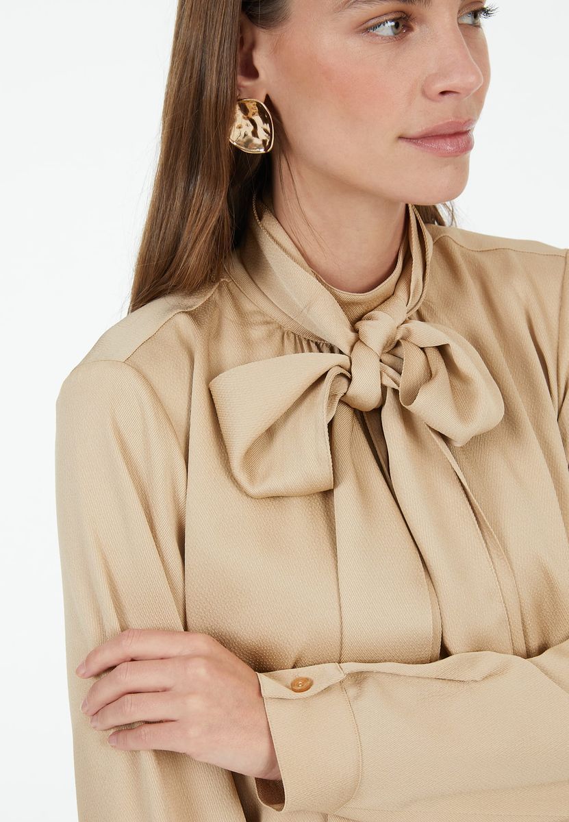 Kleid aus mattem Satin