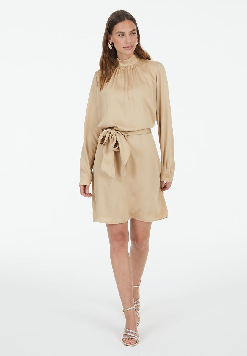 Kleid aus mattem Satin