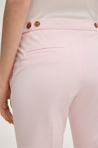 Chino Baumwoll-Stretch Cropped Hose in Rosa mit Knopfdetail