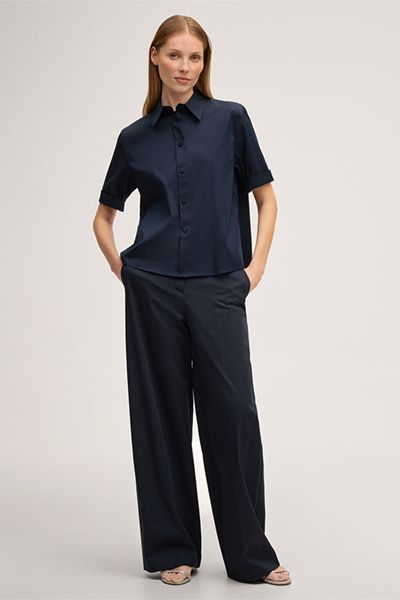 Navy kurzärmelige Hemdbluse aus Baumwollstretch mit Umschlagärmeln
