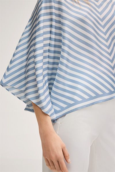 Gestreifte Seidenponcho-Bluse Ecru Hellblau V-Ausschnitt Fledermausärmel