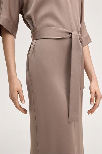 Elegantes Crêpe-Midi-Kaftankleid mit Gürtel in Taupe