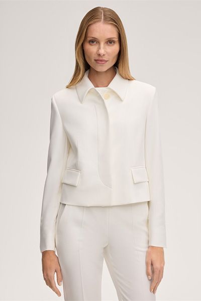 Cremefarbene Crêpe-Blazerjacke mit Kragen und aufgesetzten Taschen