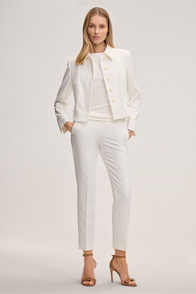 Cremefarbene Crêpe-Blazerjacke mit Kragen und aufgesetzten Taschen
