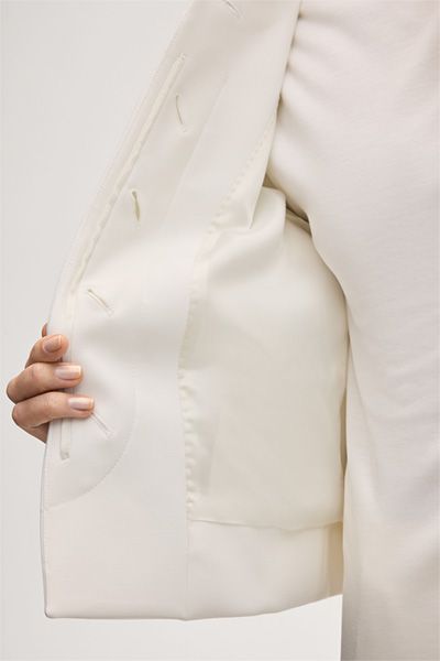 Cremefarbene Crêpe-Blazerjacke mit Kragen und aufgesetzten Taschen