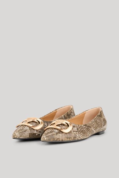 Elegante Ballerinas mit Reptilienmuster und goldfarbenem Wappendetail