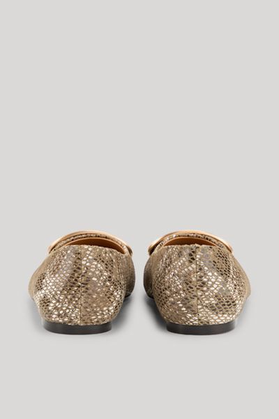 Elegante Ballerinas mit Reptilienmuster und goldfarbenem Wappendetail