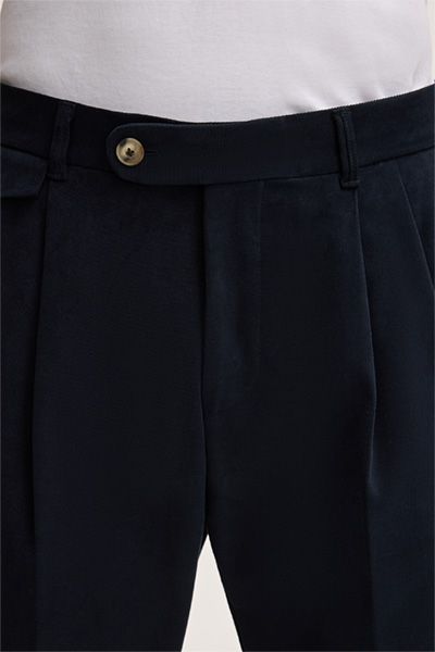 Baumwoll-Mischung Stoffhose Sapo mit Bundfalten in Marineblau