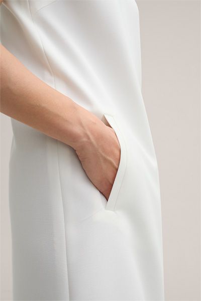 A-Linien-Kleid in Ecru Crêpe mit V-Ausschnitt und kurzen Ärmeln